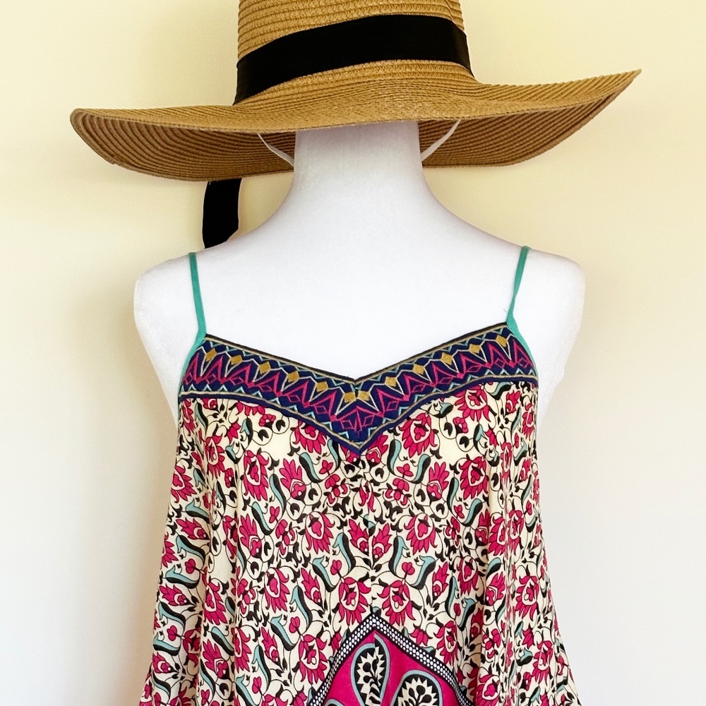 Flying Tomato, Medium, Cream with paisley print